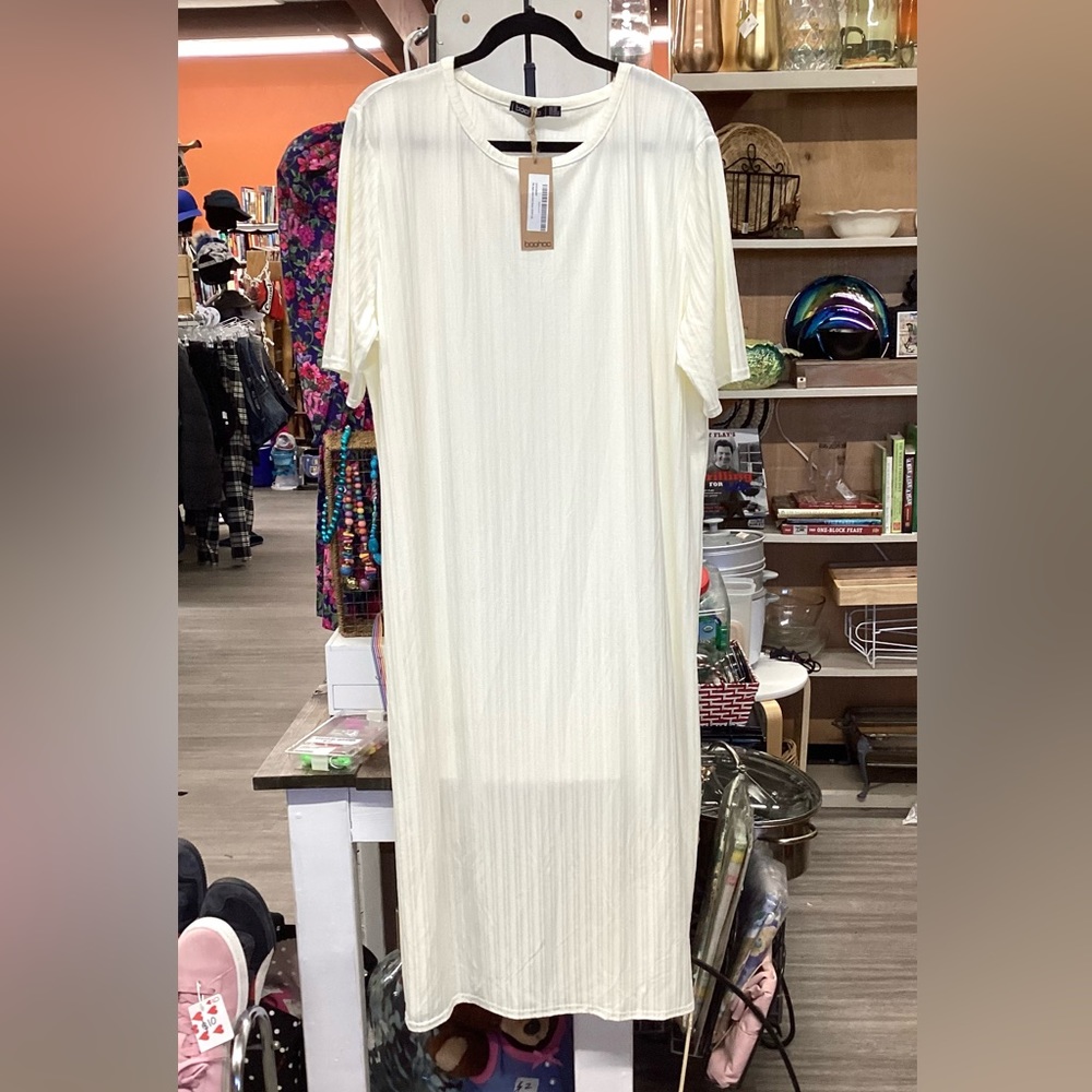 Women’s NWT plus size cream ribbed BOOHOO short sleeve maxi dress / size 20